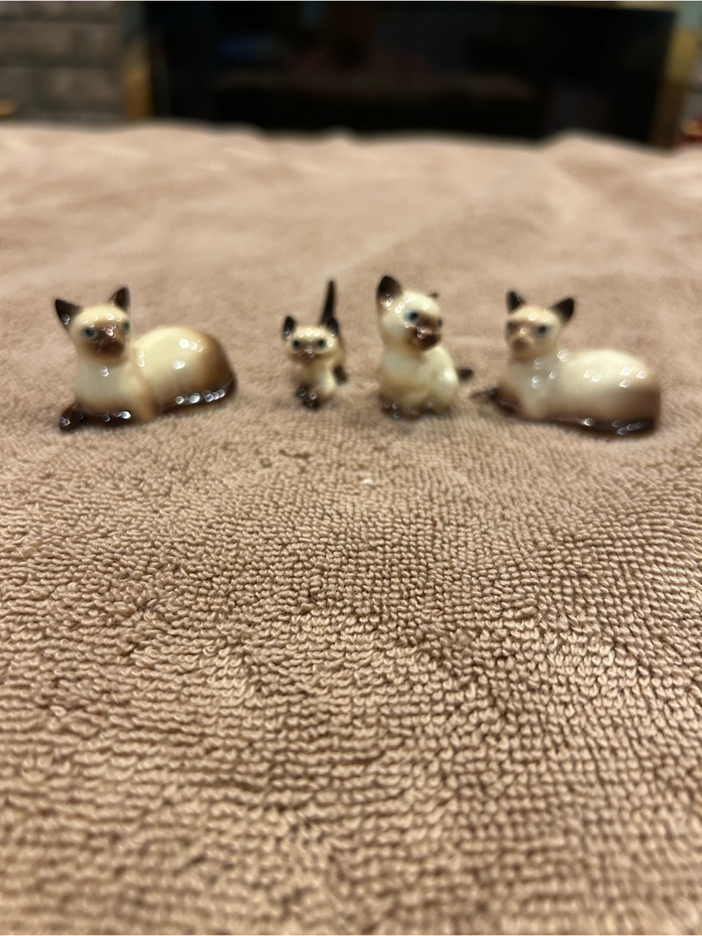 Siamese Cat Ceramic Figurine Set in Cream and Brown. Hagen Renaker. Miniature